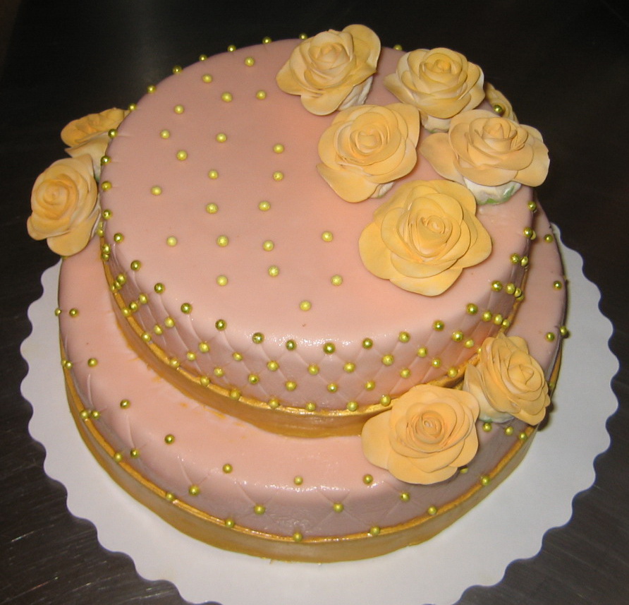 Двухъярусный кремовый свадебный торт с розами